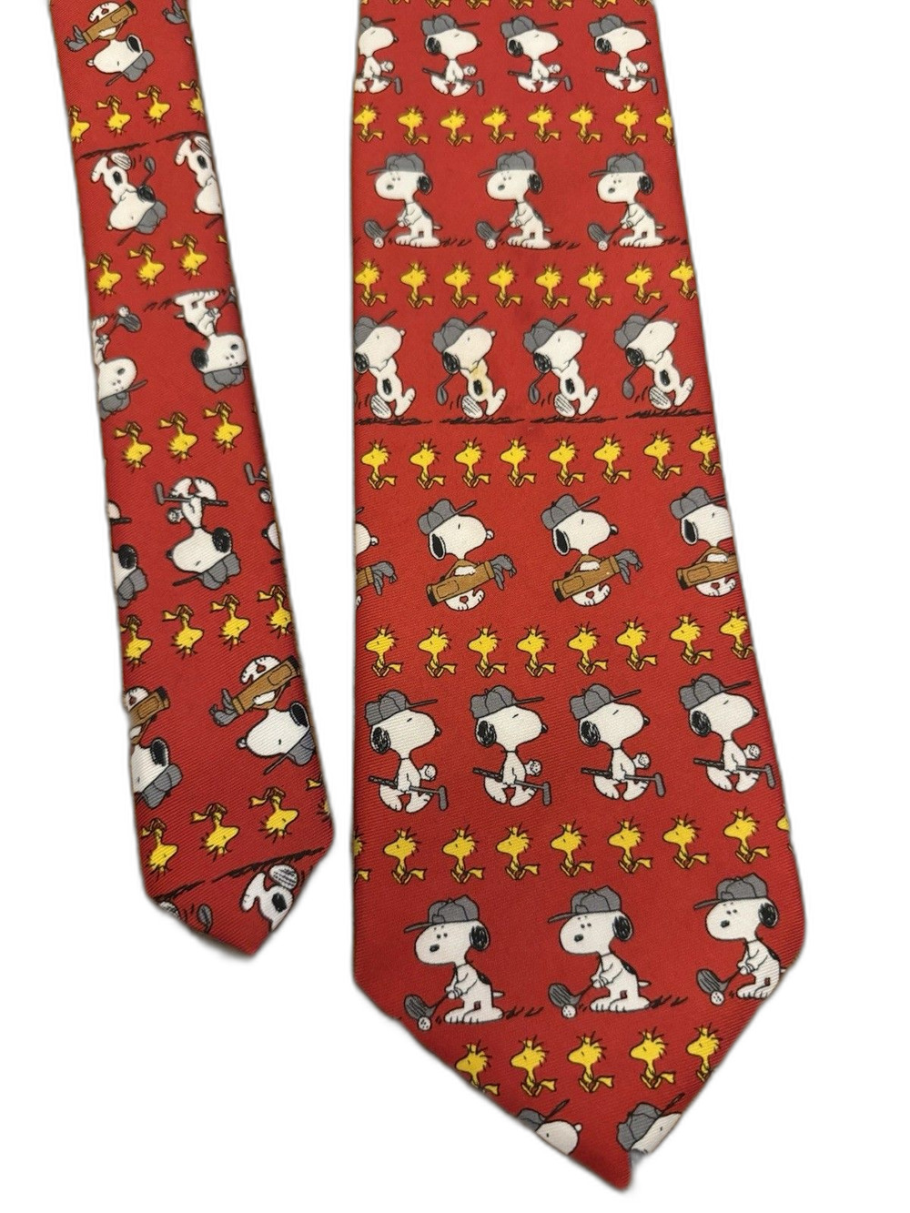 Snoopy & Woodstock Men's Novelty Necktie: Snoopy Playing Golf Red